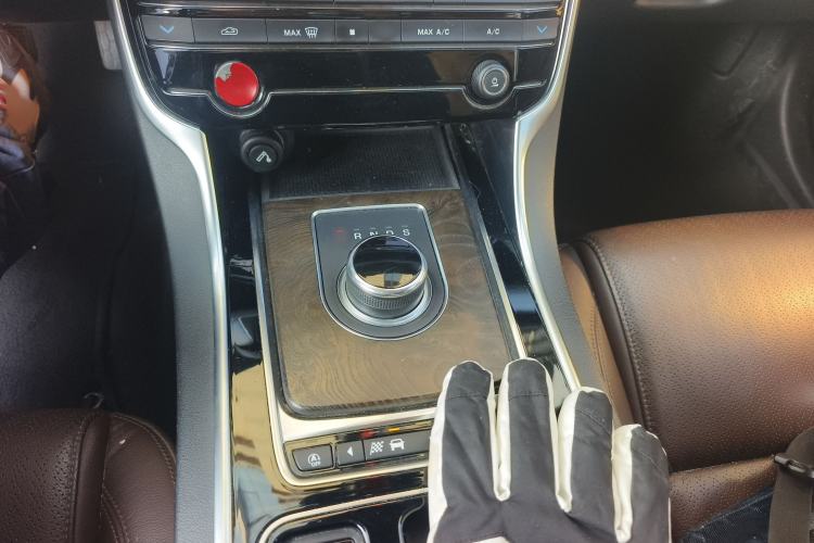 Used Jaguar XFL 2018 XFL 2.0T 250 PS Luxury Edition Gear Lever