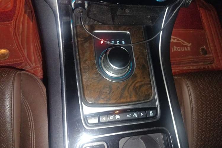 Used Jaguar XFL 2018 XFL 2.0T 250 PS Luxury Edition Gear Lever