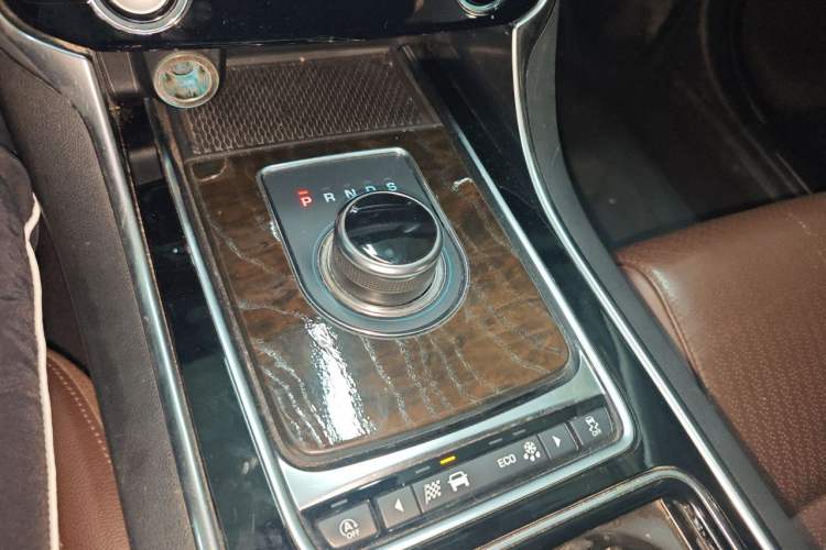 Used Jaguar XFL 2018 XFL 2.0T 250 PS Luxury Edition Gear Lever