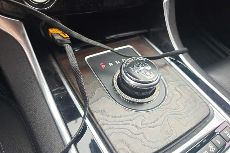 Used Jaguar XFL 2018 XFL 2.0T 250 PS Luxury Edition Gear Lever