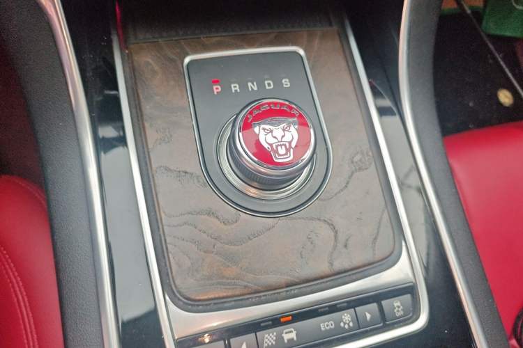 Used Jaguar XFL 2018 XFL 2.0T 250 PS Luxury Edition Gear Lever