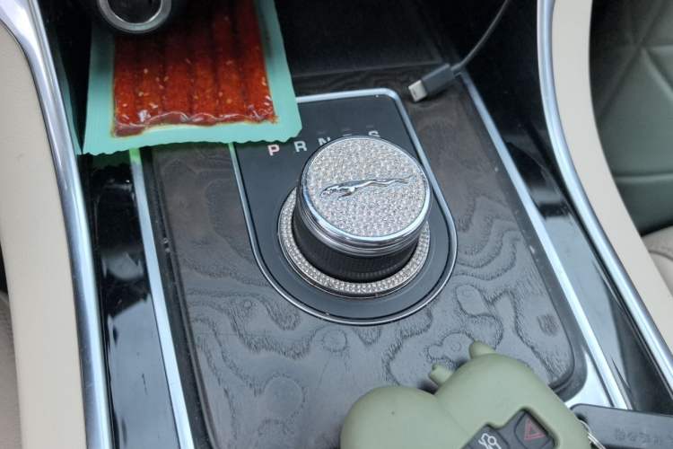 Used Jaguar XFL 2018 XFL 2.0T 250 PS Luxury Edition Gear Lever