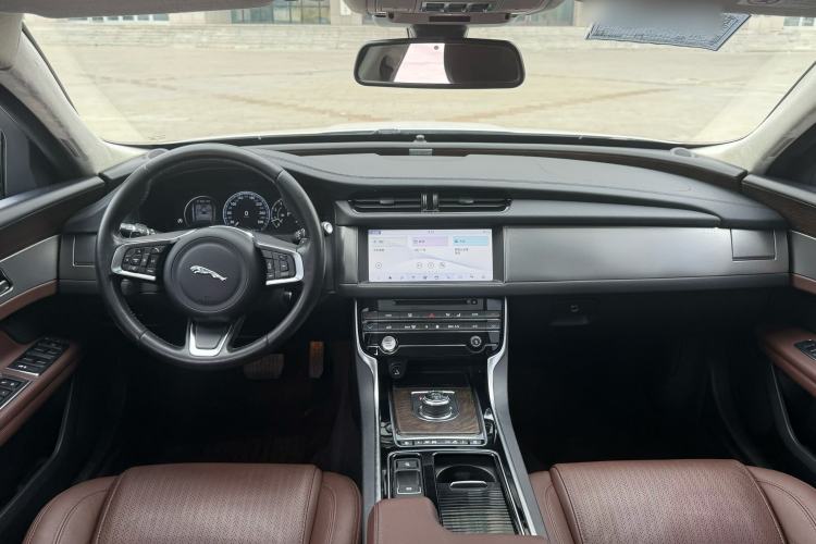 Used Jaguar XFL 2018 XFL 2.0T 250 PS Premium Edition Interior 1