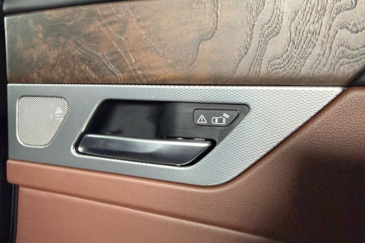 Used Jaguar XFL 2018 XFL 2.0T 250 PS Premium Edition Interior 10