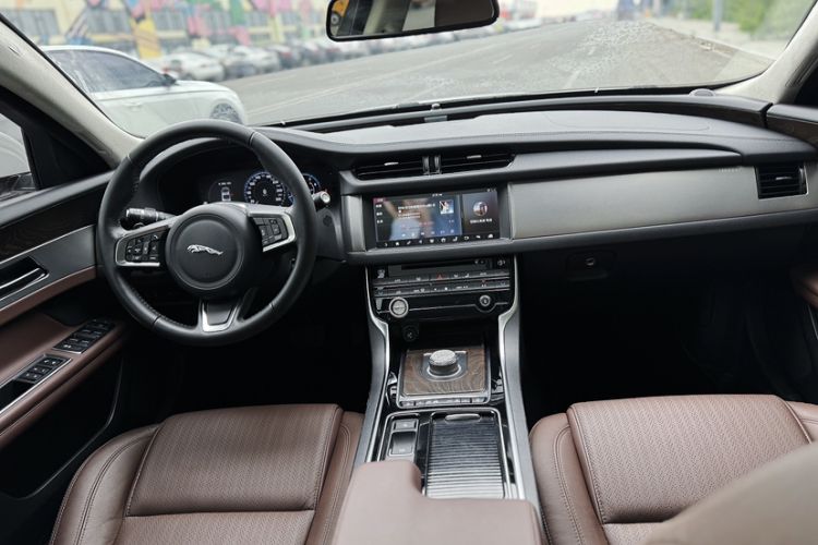 Used Jaguar XFL 2018 XFL 2.0T 250 PS Luxury Edition Interior 2