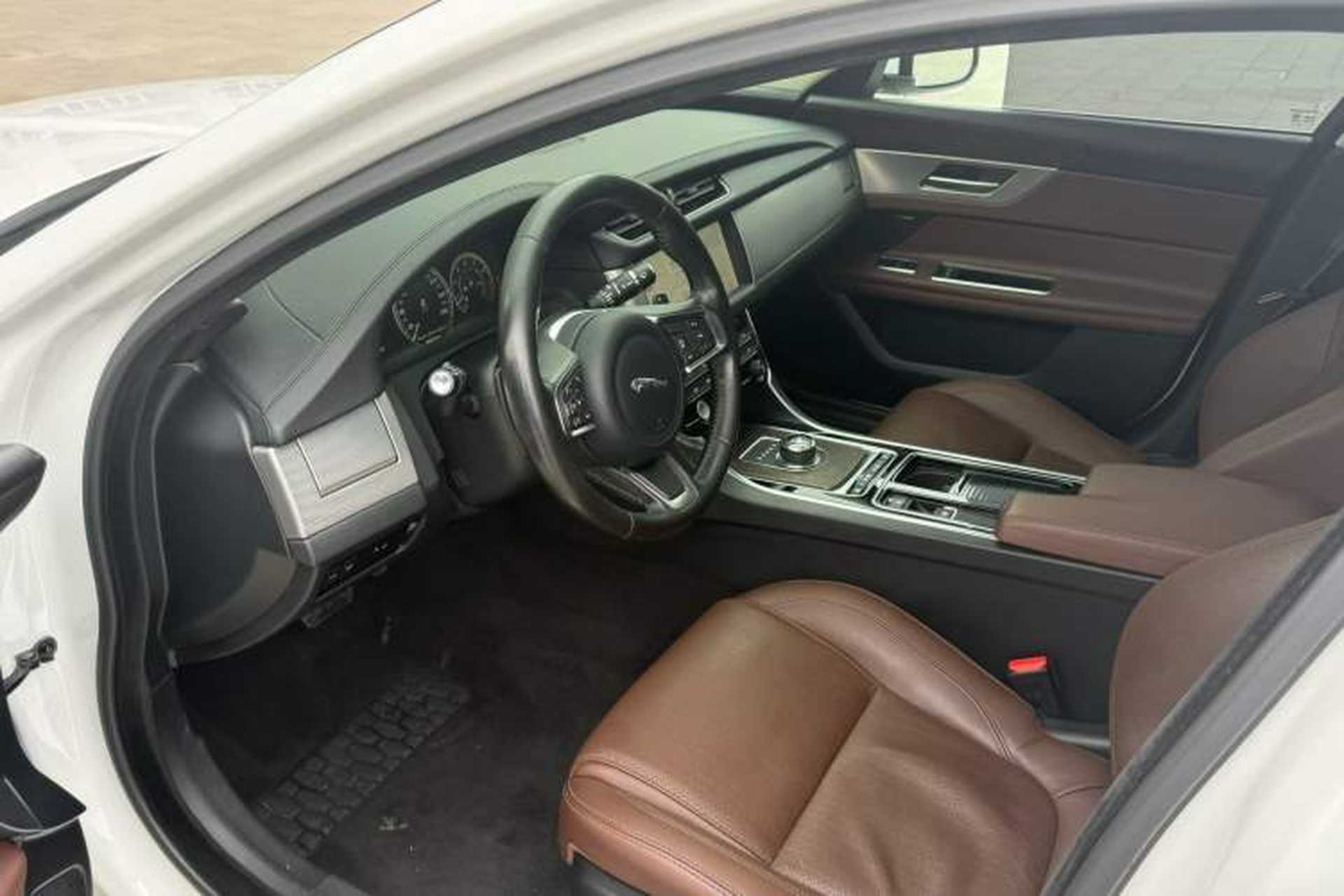 Used Jaguar XFL 2018 XFL 2.0T 250 PS Premium Edition Interior 2