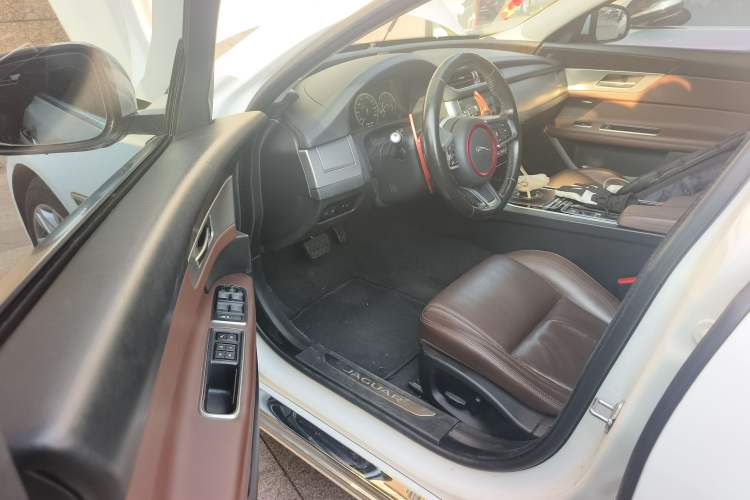Used Jaguar XFL 2018 XFL 2.0T 250 PS Luxury Edition Interior 3