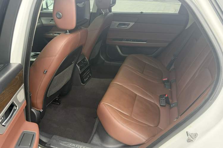 Used Jaguar XFL 2018 XFL 2.0T 250 PS Premium Edition Interior 3