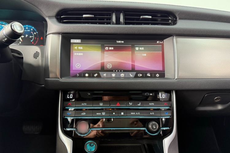 Used Jaguar XFL 2018 XFL 2.0T 250 PS Premium Edition Interior 3