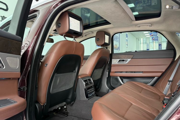 Used Jaguar XFL 2018 XFL 2.0T 250 PS Premium Edition Interior 4