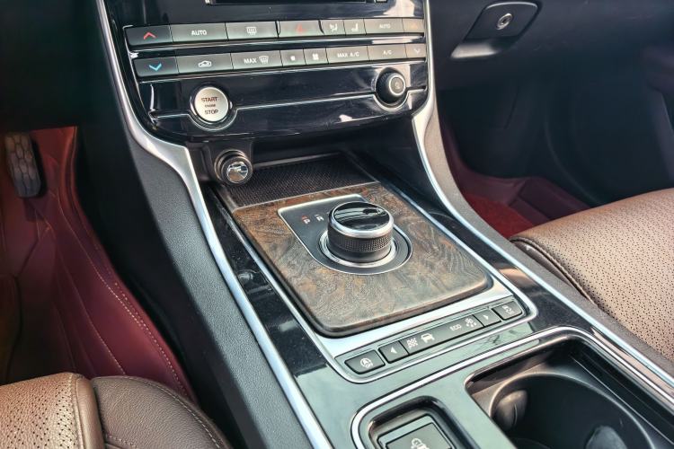 Used Jaguar XFL 2018 XFL 2.0T 250 PS Luxury Edition Interior 6