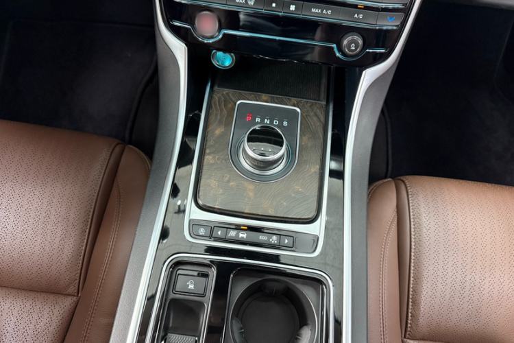Used Jaguar XFL 2018 XFL 2.0T 250 PS Premium Edition Interior 6