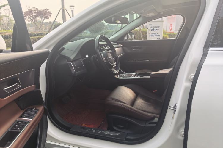 Used Jaguar XFL 2018 XFL 2.0T 250 PS Luxury Edition Interior 9