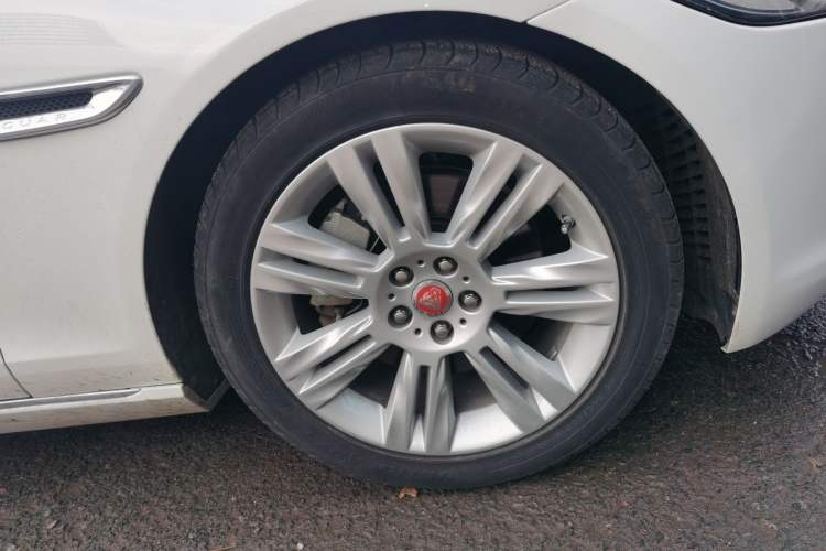 Used Jaguar XFL 2018 XFL 2.0T 250 PS Premium Edition Right Front Wheel Hub