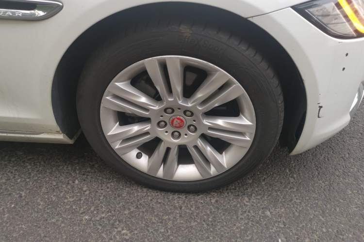 Used Jaguar XFL 2018 XFL 2.0T 250 PS Premium Edition Right Front Wheel Hub