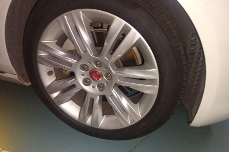 Used Jaguar XFL 2018 XFL 2.0T 250 PS Luxury Edition Right Front Wheel Hub
