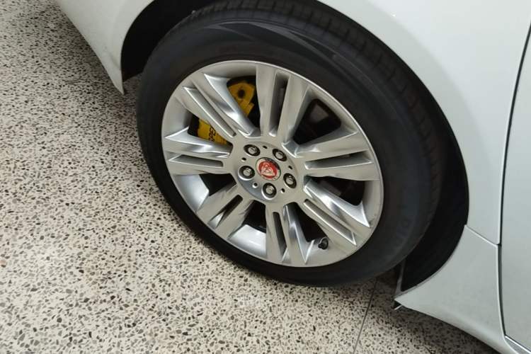 Used Jaguar XFL 2018 XFL 3.0 SC 340 PS Luxury Edition Right Rear Wheel Hub