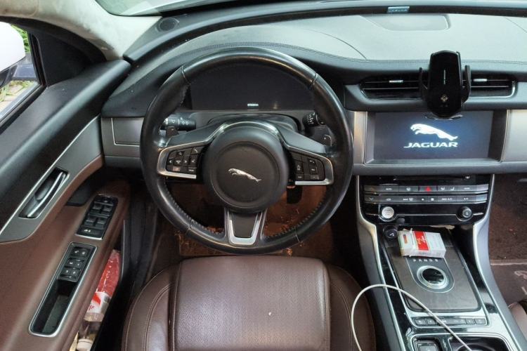 Used Jaguar XFL 2018 XFL 2.0T 250 PS Luxury Edition Steering Wheel