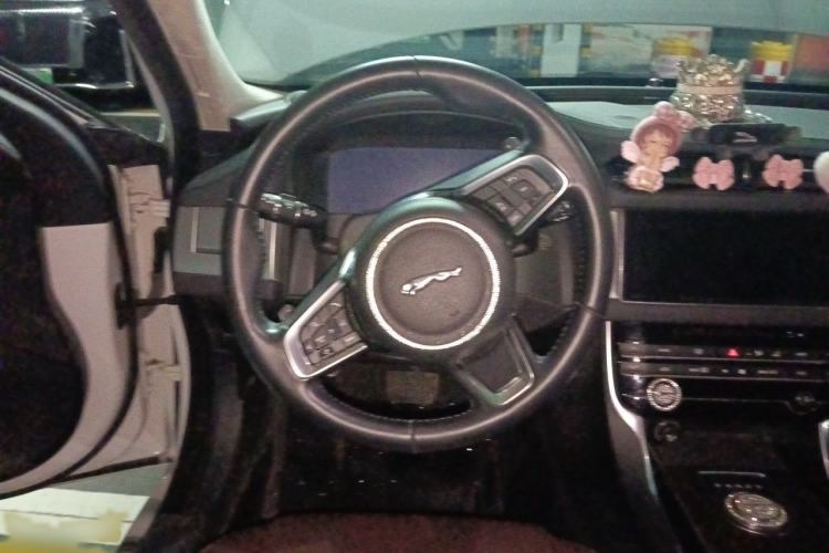 Used Jaguar XFL 2018 XFL 2.0T 250 PS Luxury Edition Steering Wheel