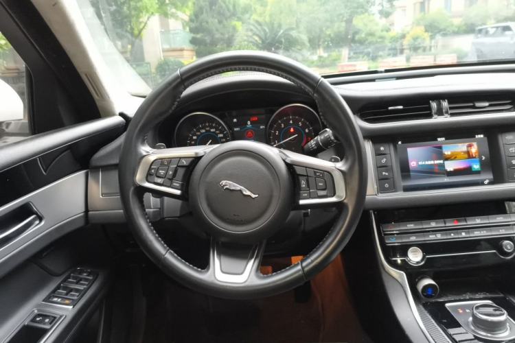 Used Jaguar XFL 2018 XFL 2.0T 200PS Luxury Edition Steering Wheel