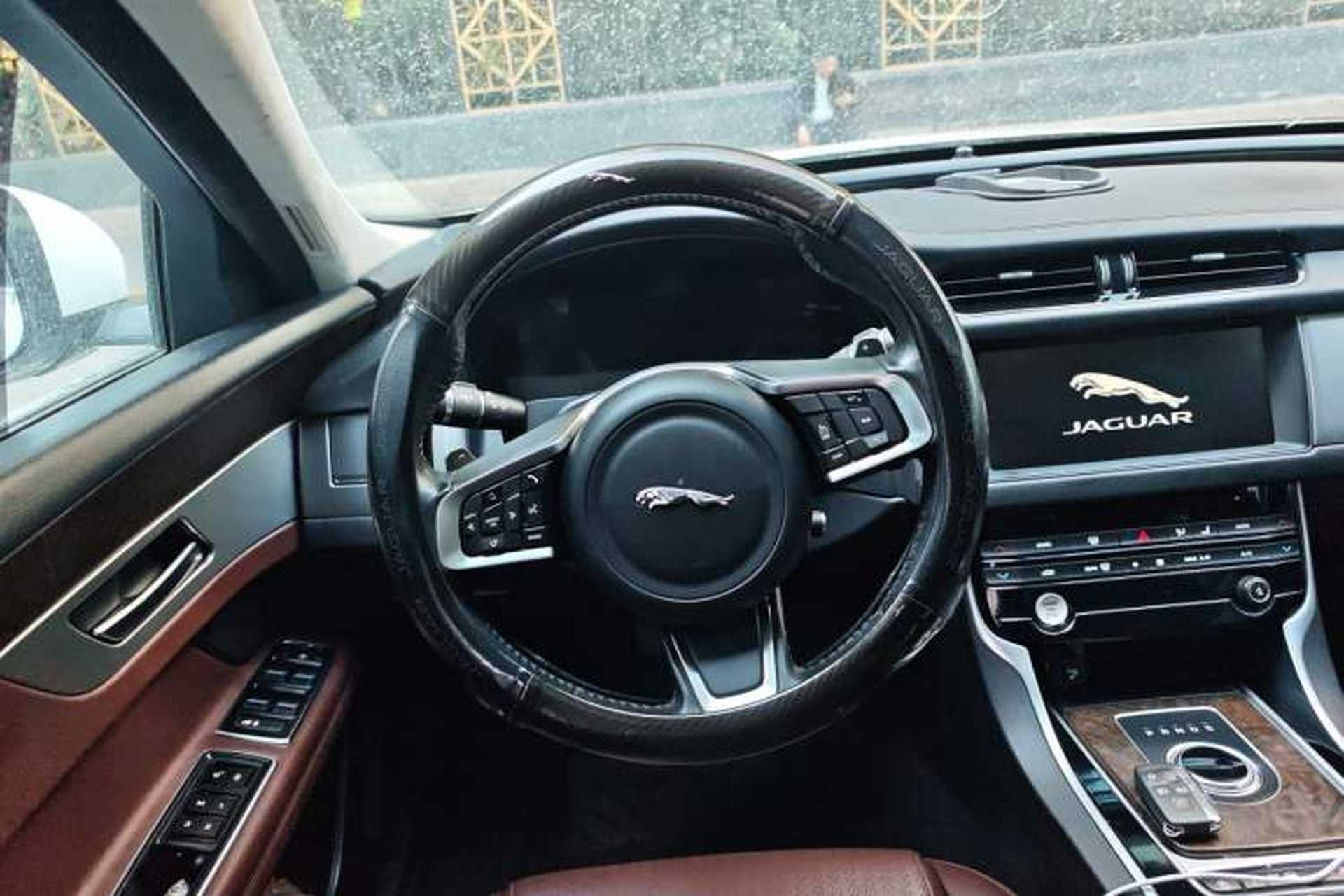 Used Jaguar XFL 2018 XFL 2.0T 250 PS Luxury Edition Steering Wheel