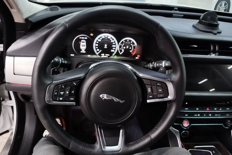 Used Jaguar XFL 2018 XFL 3.0 SC 340 PS Luxury Edition Steering Wheel