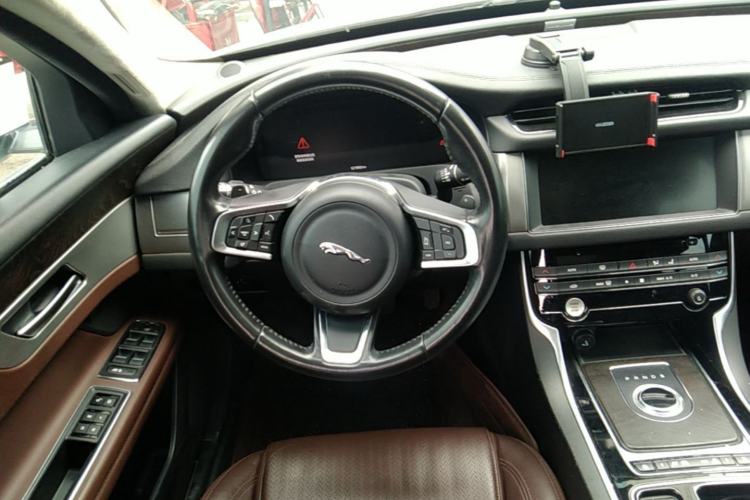 Used Jaguar XFL 2018 XFL 2.0T 250 PS Luxury Edition Steering Wheel
