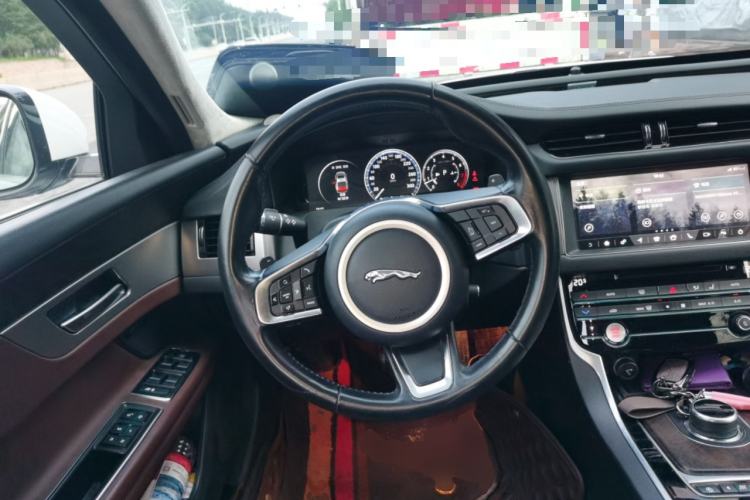 Used Jaguar XFL 2018 XFL 2.0T 250 PS Premium Edition Steering Wheel