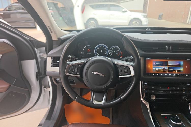 Used Jaguar XFL 2018 XFL 2.0T 250 PS Luxury Edition Steering Wheel