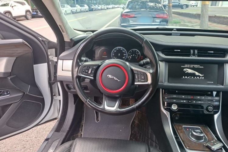 Used Jaguar XFL 2018 XFL 2.0T 250 PS Luxury Edition Steering Wheel
