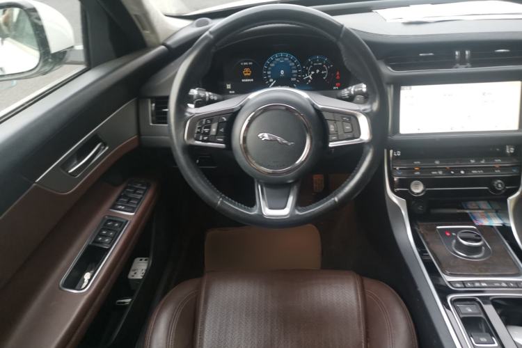 Used Jaguar XFL 2018 XFL 2.0T 250 PS Premium Edition Steering Wheel