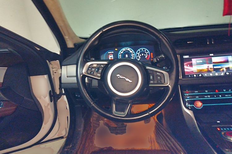 Used Jaguar XFL 2018 XFL 2.0T 250 PS Luxury Edition Steering Wheel
