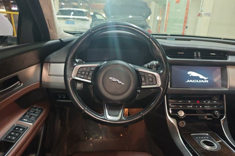 Used Jaguar XFL 2018 XFL 2.0T 250 PS Luxury Edition Steering Wheel