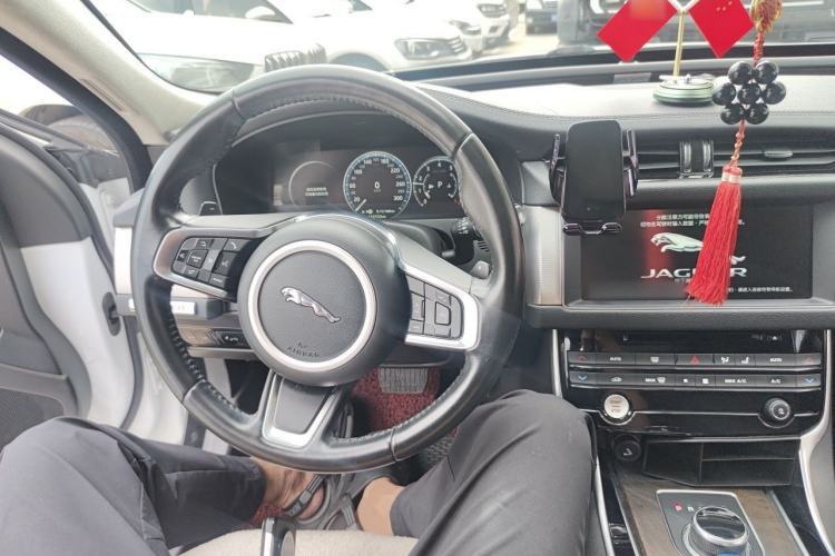 Used Jaguar XFL 2018 XFL 2.0T 250 PS Luxury Edition Steering Wheel