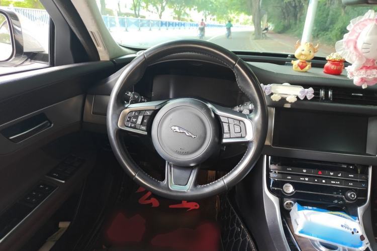 Used Jaguar XFL 2018 XFL 2.0T 250 PS Luxury Edition Steering Wheel