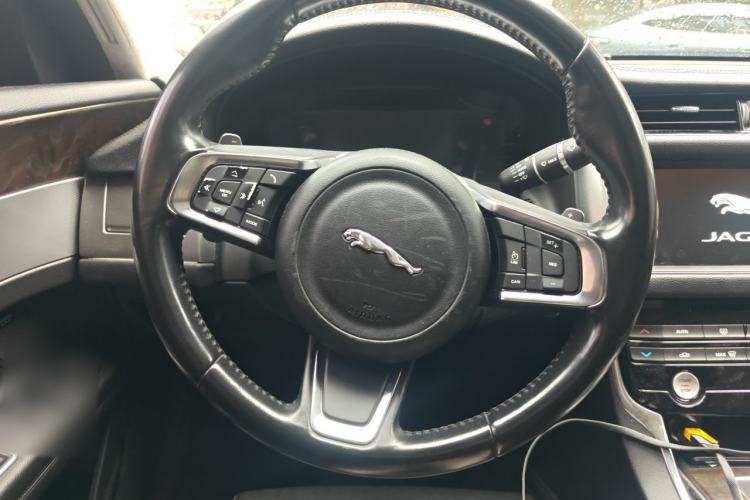 Used Jaguar XFL 2018 XFL 2.0T 250 PS Luxury Edition Steering Wheel