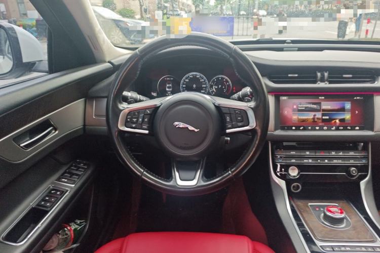 Used Jaguar XFL 2018 XFL 2.0T 250 PS Luxury Edition Steering Wheel