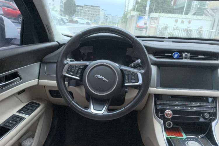 Used Jaguar XFL 2018 XFL 2.0T 250 PS Luxury Edition Steering Wheel