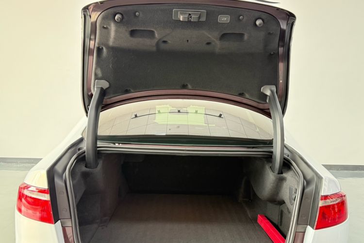 Used Jaguar XFL 2018 XFL 2.0T 250 PS Premium Edition Trunk