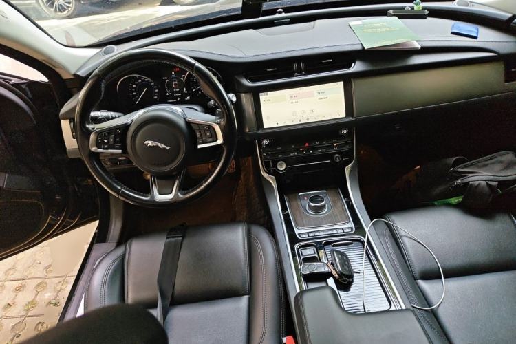 Used Jaguar XFL 2019 XFL 2.0T 200 PS Two-Wheel-Drive Elite Edition Center Console