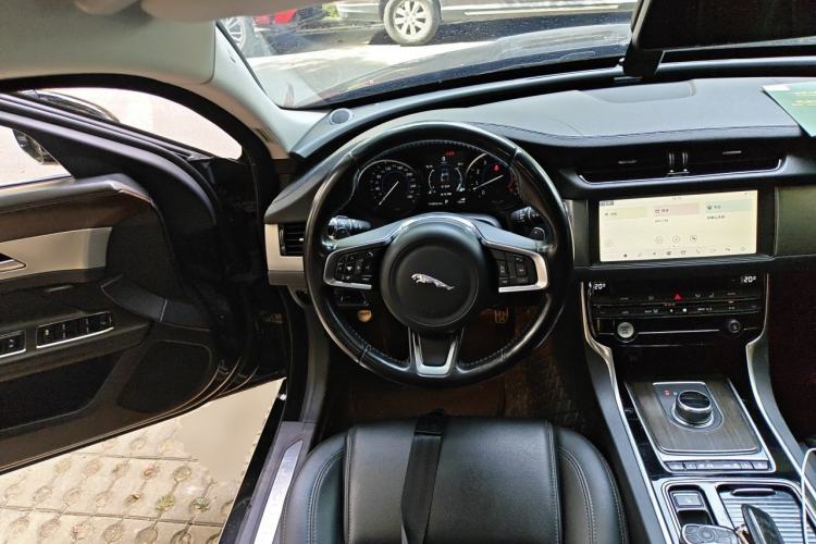 Used Jaguar XFL 2019 XFL 2.0T 200 PS Two-Wheel-Drive Elite Edition Steering Wheel