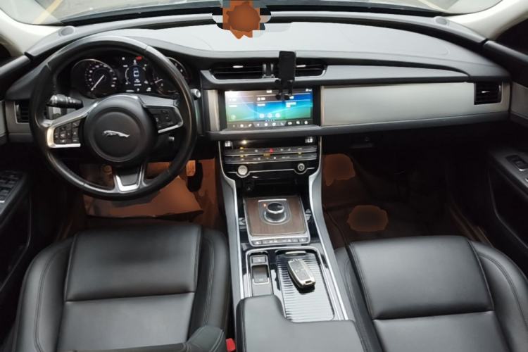 Used Jaguar XFL 2019 XFL 2.0T 200 PS Two-Wheel-Drive Elite Edition Center Console
