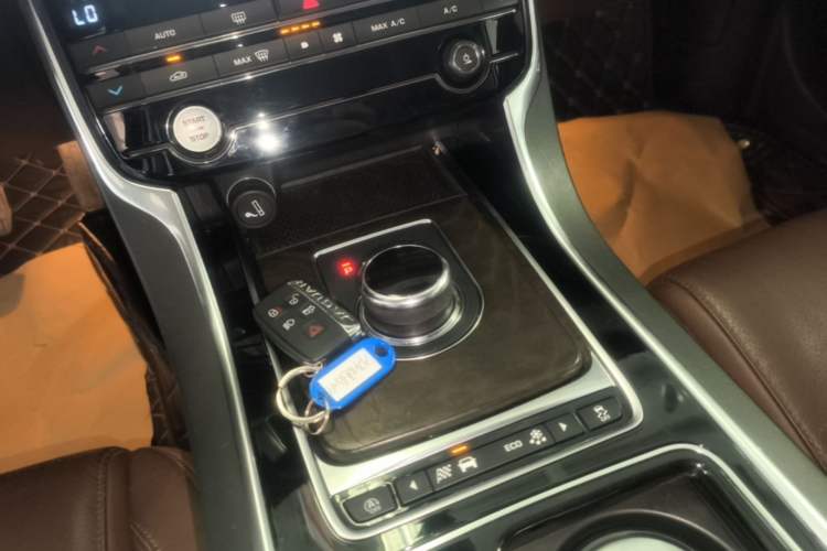 Used Jaguar XFL 2019 XFL 2.0T 250 PS Two-Wheel-Drive Luxury Edition Gear Lever