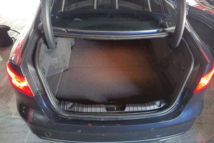 Used Jaguar XFL 2019 XFL 2.0T 200 PS Two-Wheel-Drive Elite Edition Trunk