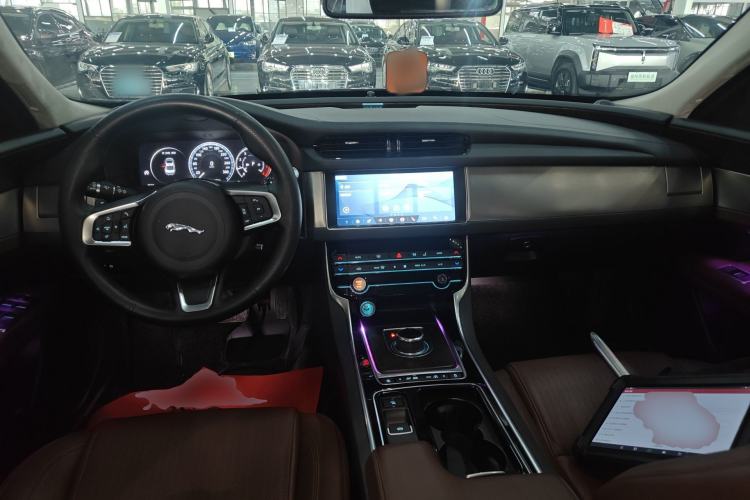 Used Jaguar XFL 2019 XFL 2.0T 250 PS Four-Wheel Drive Luxury Edition Center Console