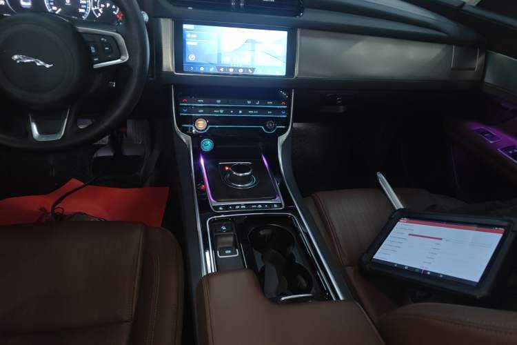 Used Jaguar XFL 2019 XFL 2.0T 250 PS Four-Wheel Drive Luxury Edition Gear Lever