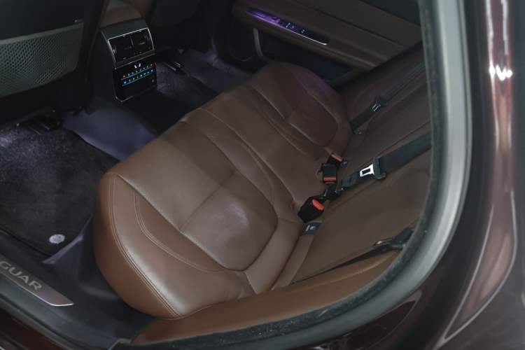 Used Jaguar XFL 2019 XFL 2.0T 250 PS Four-Wheel Drive Luxury Edition Left Rear Seat