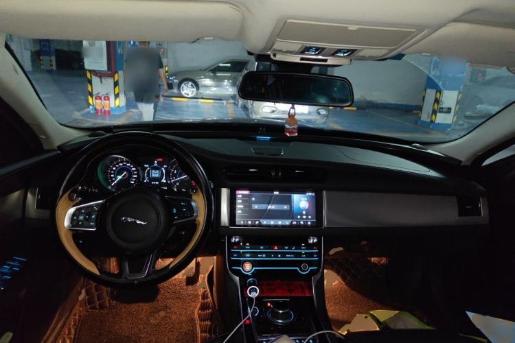 Used Jaguar XFL 2019 XFL 2.0T 200 PS Two-Wheel-Drive Elite Edition Center Console