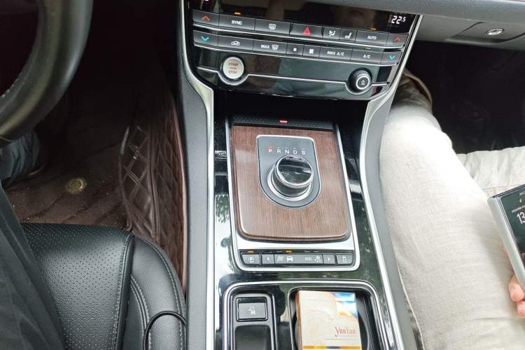 Used Jaguar XFL 2019 XFL 2.0T 200PS Two-Wheel-Drive Luxury Edition Gear Lever