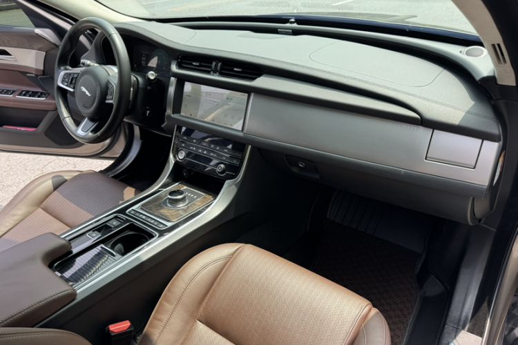 Used Jaguar XFL 2019 XFL 2.0T 250 PS Four-Wheel Drive Luxury Edition Interior 9